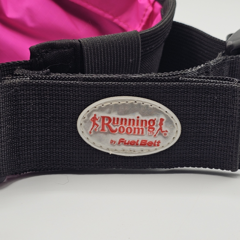 Running Room by Fuelbelt 2 pocket and water bottle holder.